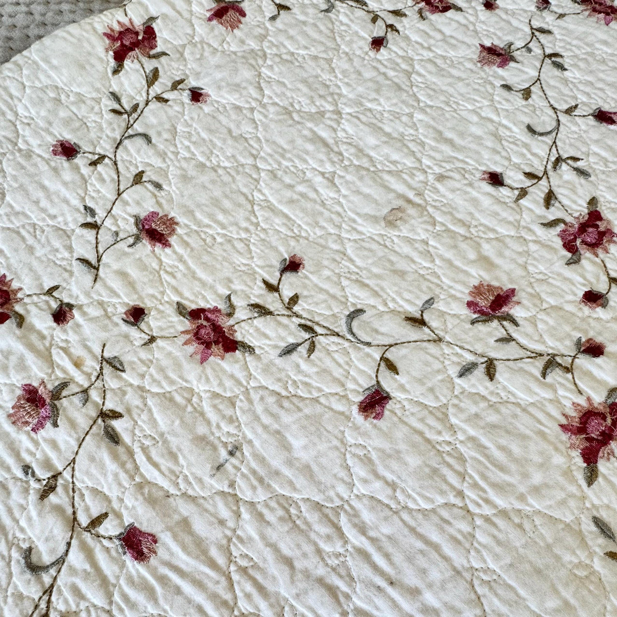 Vintage Scalloped Edge Floral Trellis Bedspread Coverlet - Approx. 91 in x 82 in.