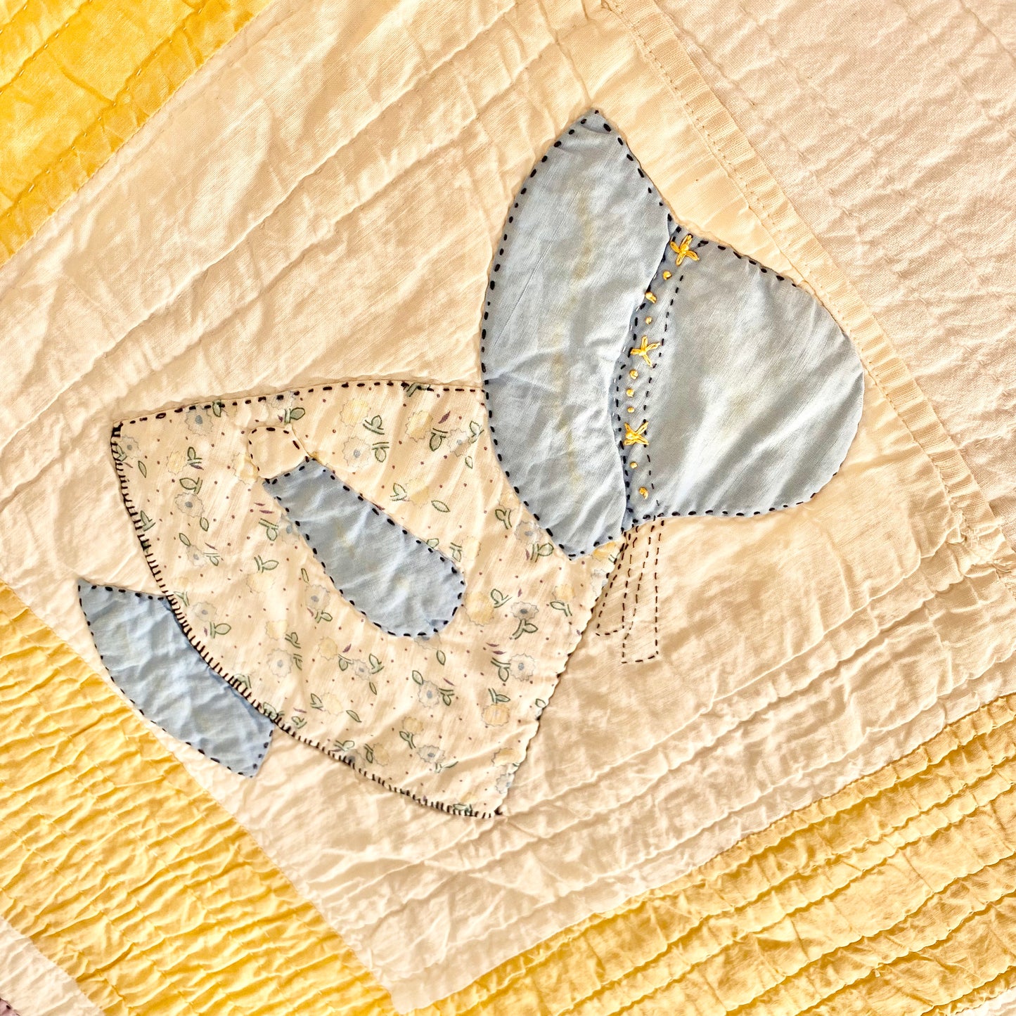 Vintage Sun Bonnet Sue Quilt - Approx. 62 in x 80 in.
