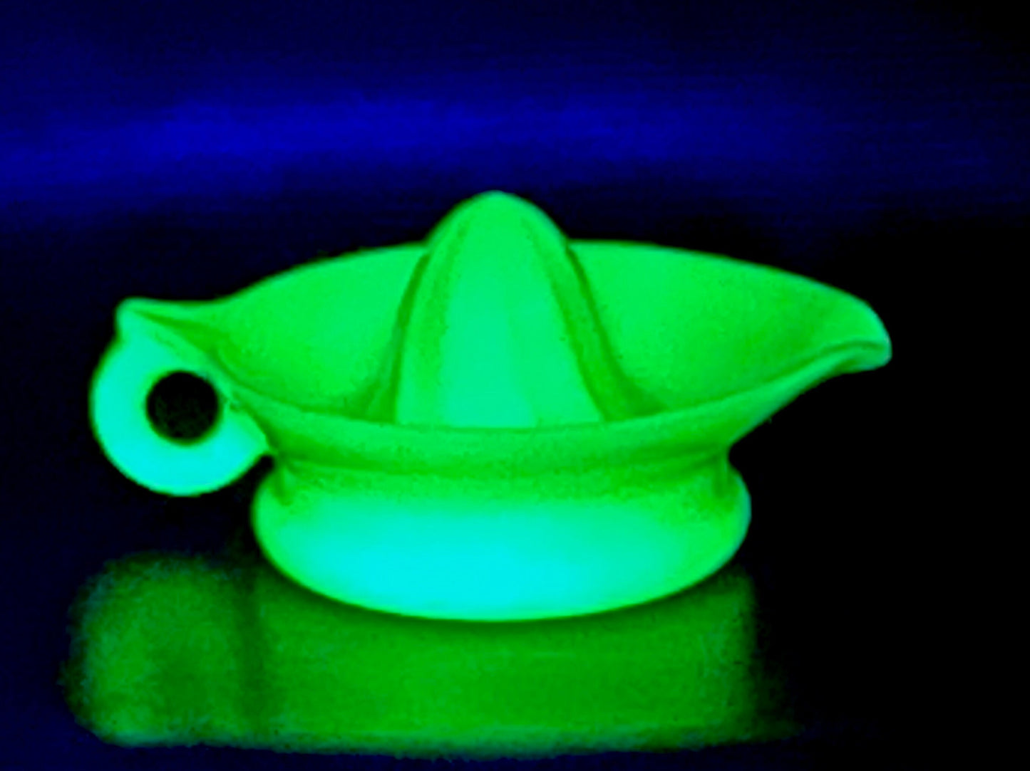 Vintage Mckee Uranium Green Jadite Citrus Juicer / Reamer