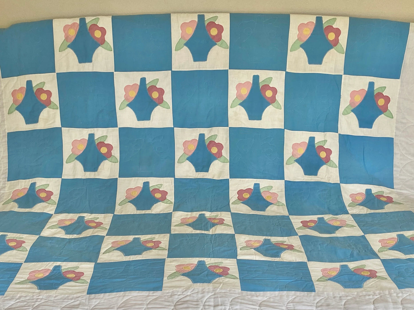 Vintage Applique Floral Basket Quilt - Approx. 81 in. X 89 in.