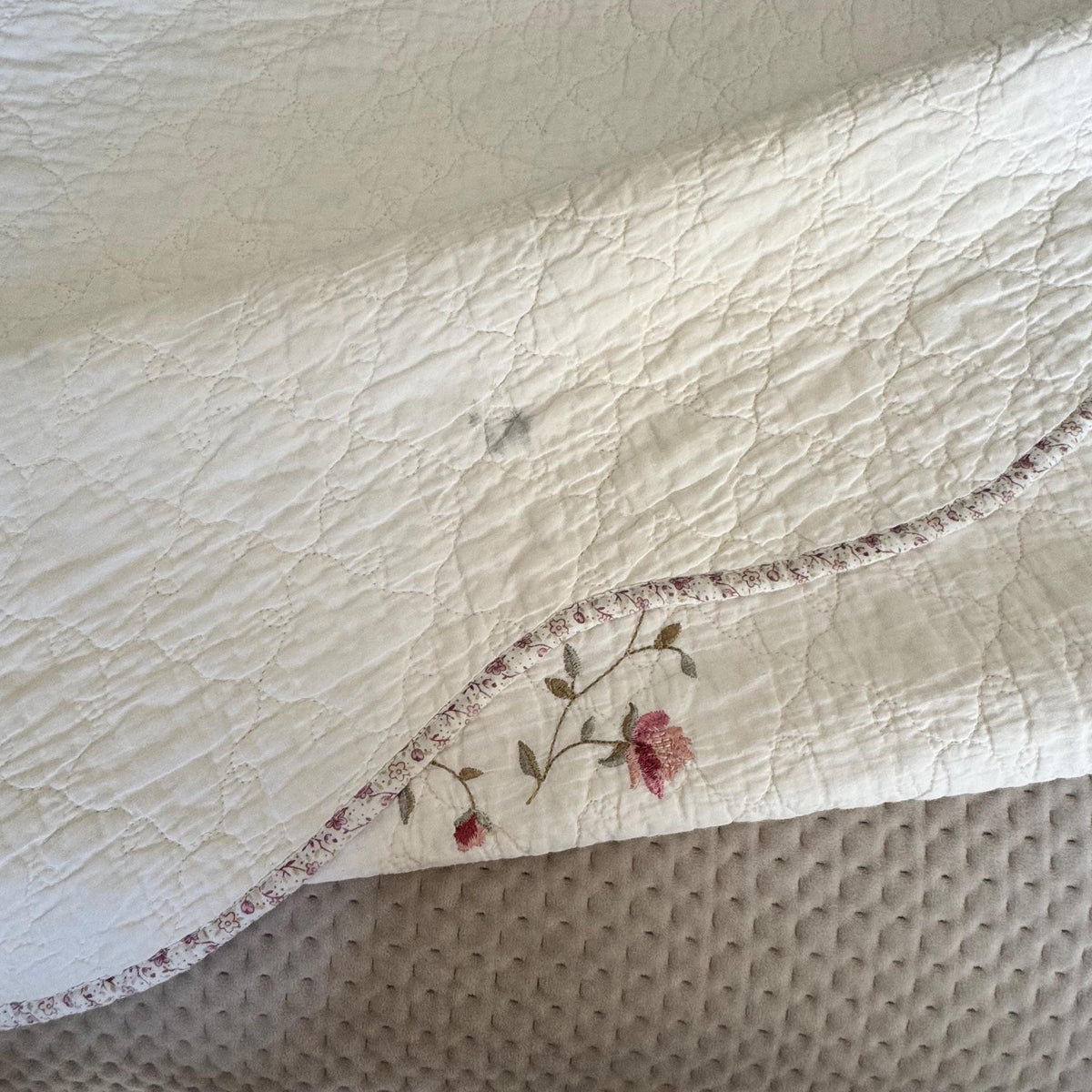 Vintage Scalloped Edge Floral Trellis Bedspread Coverlet - Approx. 91 in x 82 in.