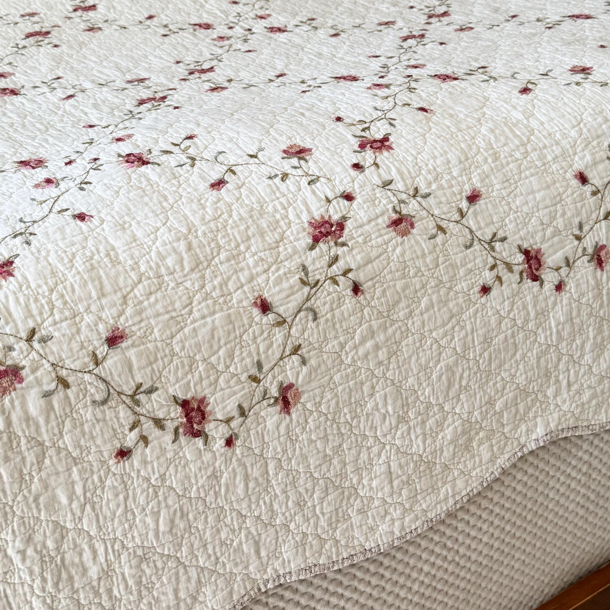 Vintage Scalloped Edge Floral Trellis Bedspread Coverlet - Approx. 91 in x 82 in.