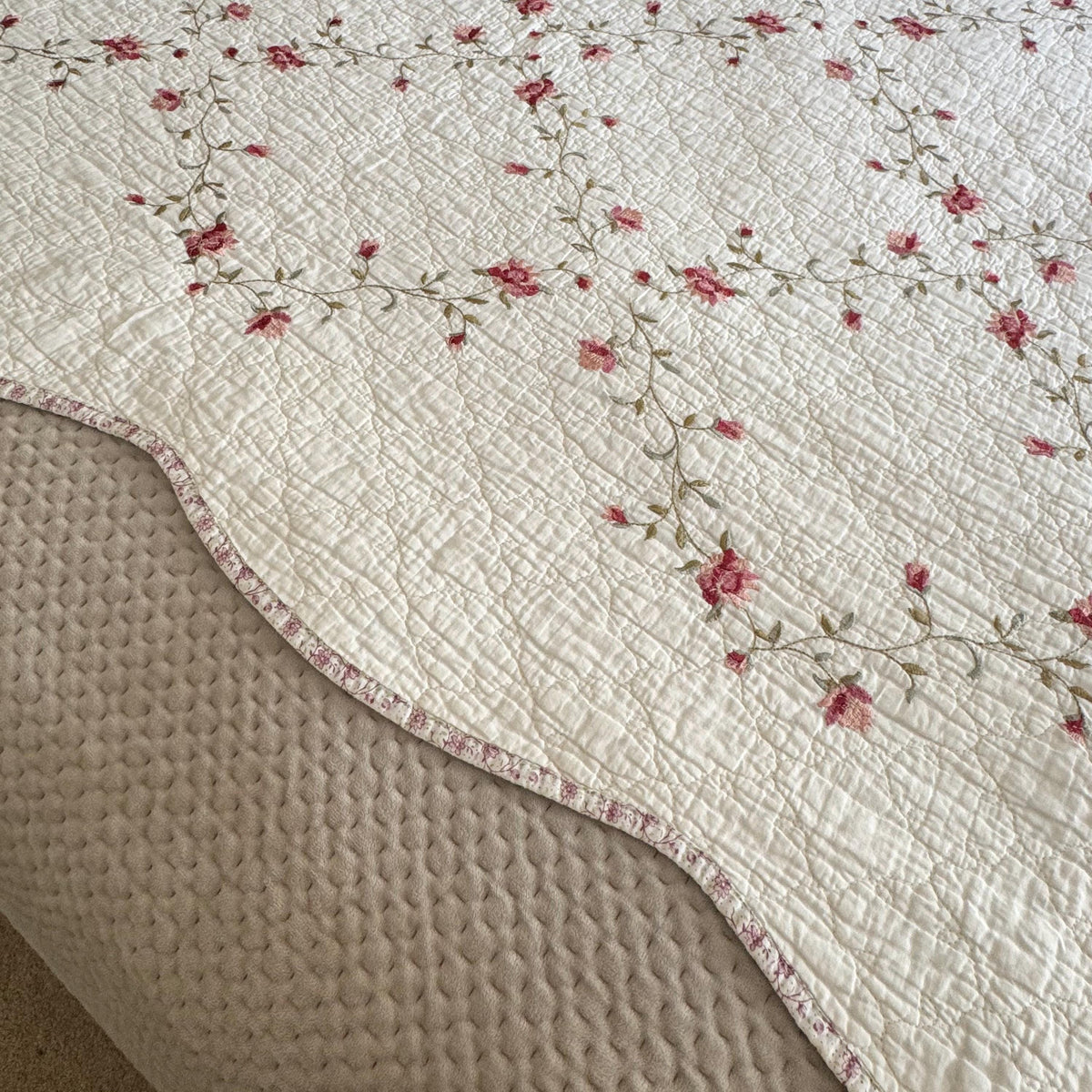 Vintage Scalloped Edge Floral Trellis Bedspread Coverlet - Approx. 91 in x 82 in.