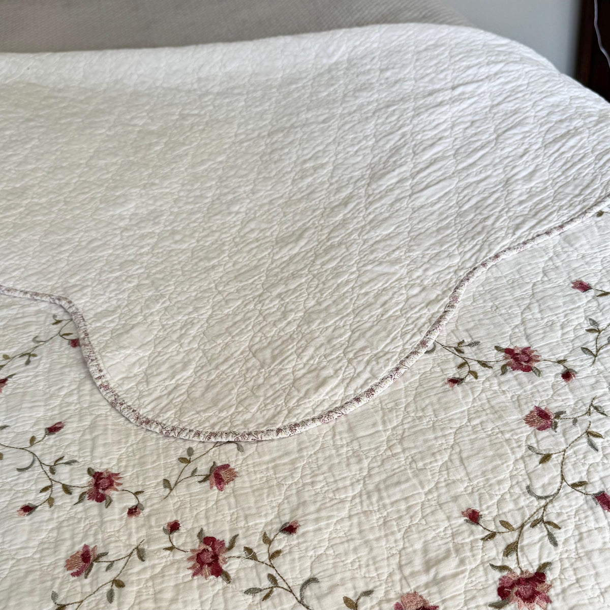 Vintage Scalloped Edge Floral Trellis Bedspread Coverlet - Approx. 91 in x 82 in.