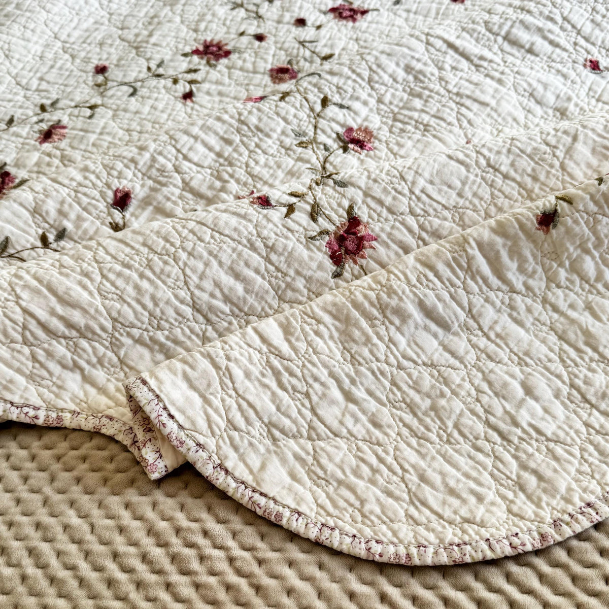 Vintage Scalloped Edge Floral Trellis Bedspread Coverlet - Approx. 91 in x 82 in.