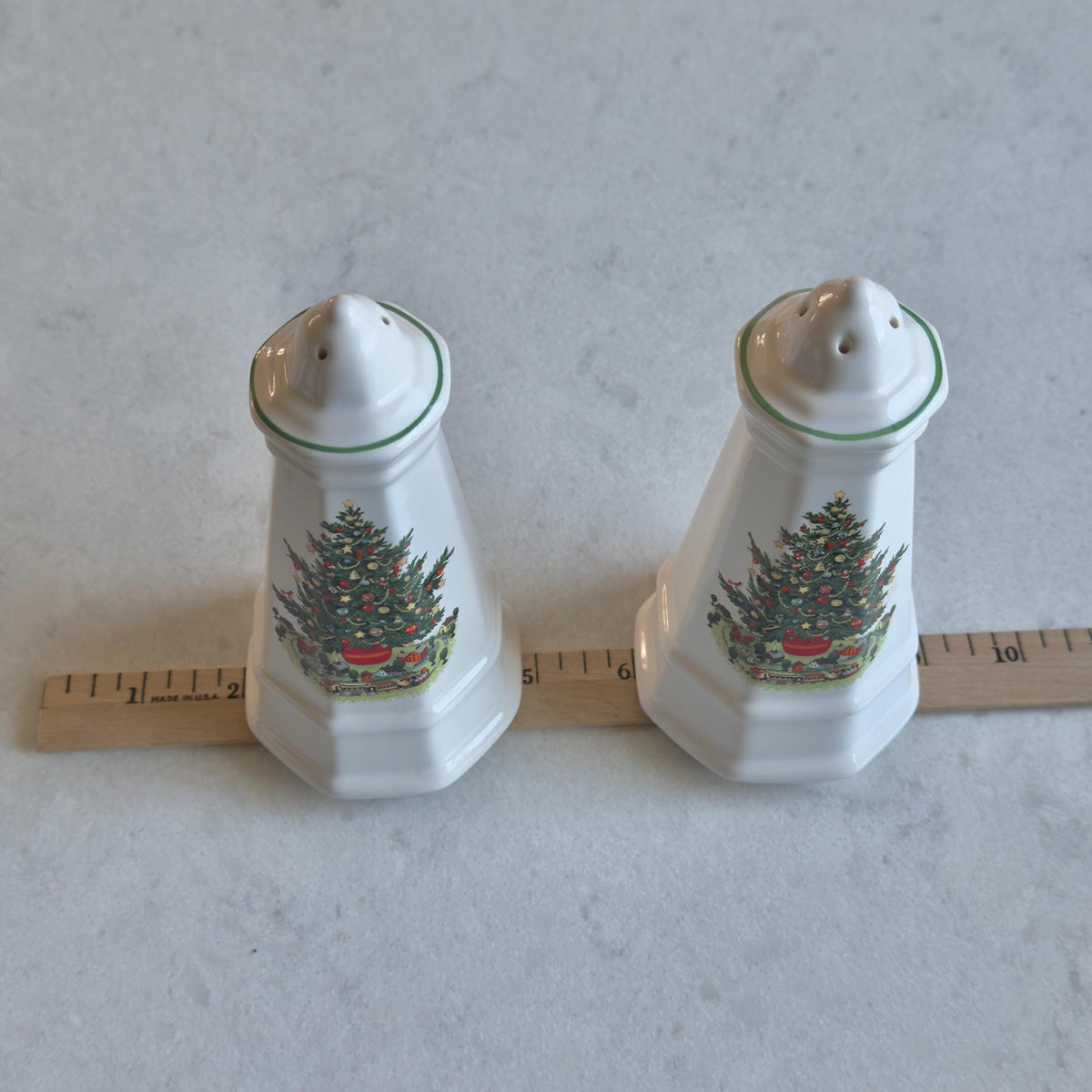Vintage Pfaltzgraff Heritage Christmas Salt and Pepper Shakers - Set of 2